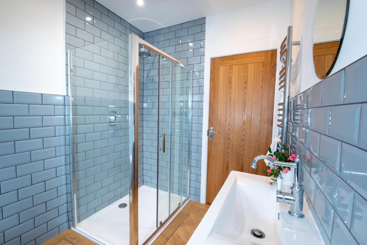 Lola'S Loft With Lake Views - Central Bowness - Pet Friendly Exterior photo